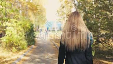 金发美女走在秋天的七彩公园里，慢动作.. 3840x2160